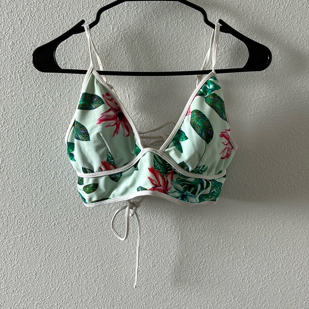 Bikini top with tropical print